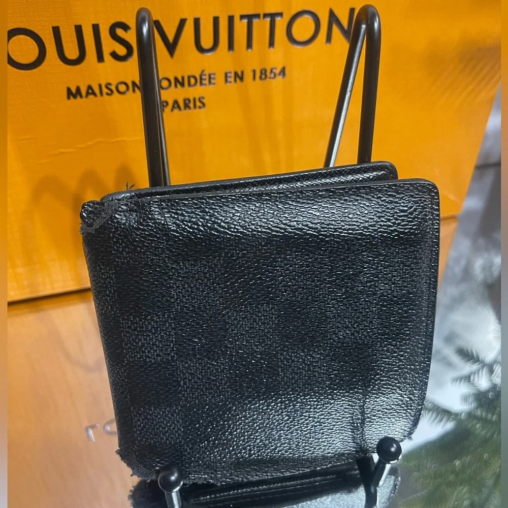 Authentic Louis Vuitton Men’s Leather Wallet - Picture 2 of 8